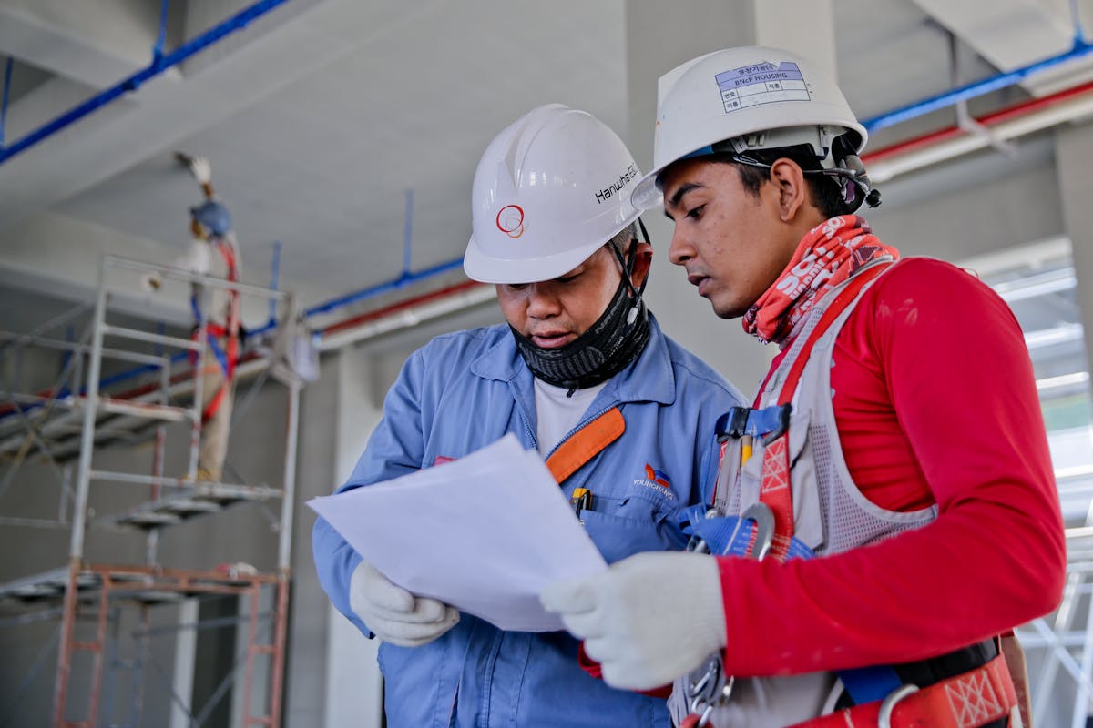 Equipo técnico revisando planos en obra